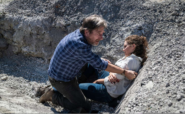 Hubert Mur (Michael Fitz) schützt Irene Russmeyer (Fanny Krausz) vor weiteren Schüssen, nachdem sie in eine Falle getappt sind.