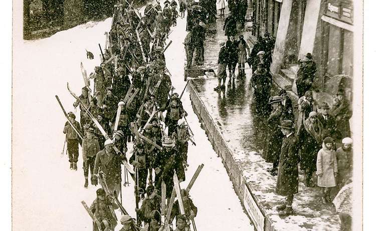 Aufmarsch der Teilnehmer am Skijugendtag 1931 am Marktplatz in Berchtesgaden.