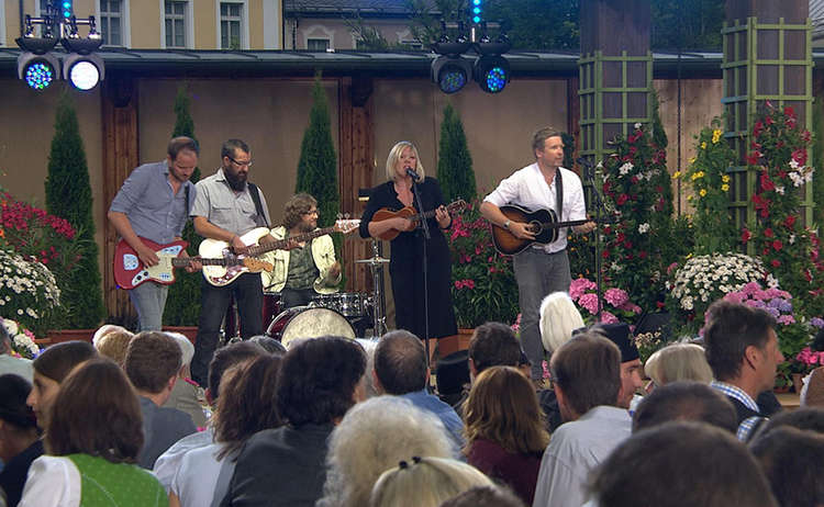 Claudia Koreck auf der Bühne im Kurgarten Berchtesgaden