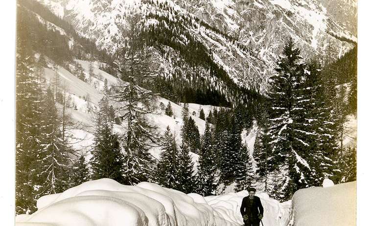 Der Hirschbichlpass in der Ramsau bei Berchtesgaden im Jahr 1930. Er wurde damals mit enormen Aufwand von den Schneemassen freigehalten.