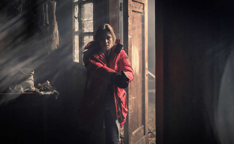 Ellie Stocker (Julia Jentsch) bei der Hausdurchsuchung auf dem Hof eines Verdächtigen.