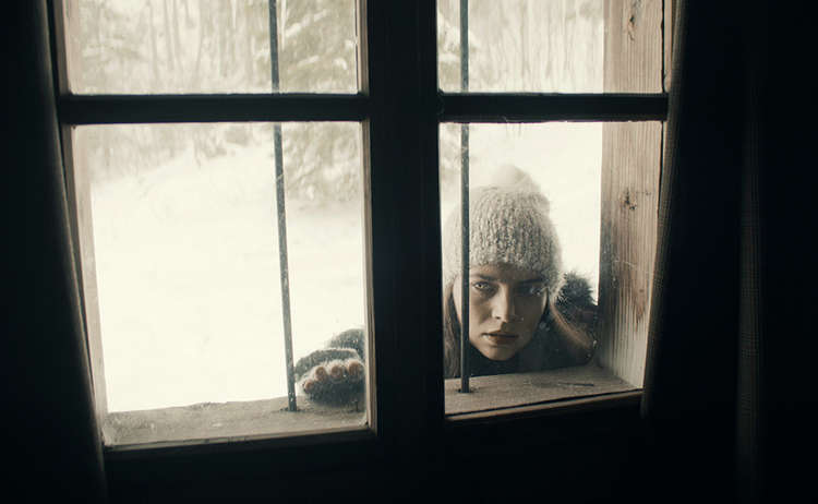 Milicia (Natasha Petrovic), die sich illegal in Österreich aufhält, hat im Wald eine Hütte entdeckt, die scheinbar bewohnt ist.