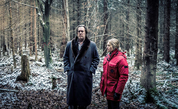 Auch Gedeon Winter (Nicholas Ofczarek) und Ellie Stocker (Julia Jentsch) verschlagen ihre Ermittlungen in den Wald.