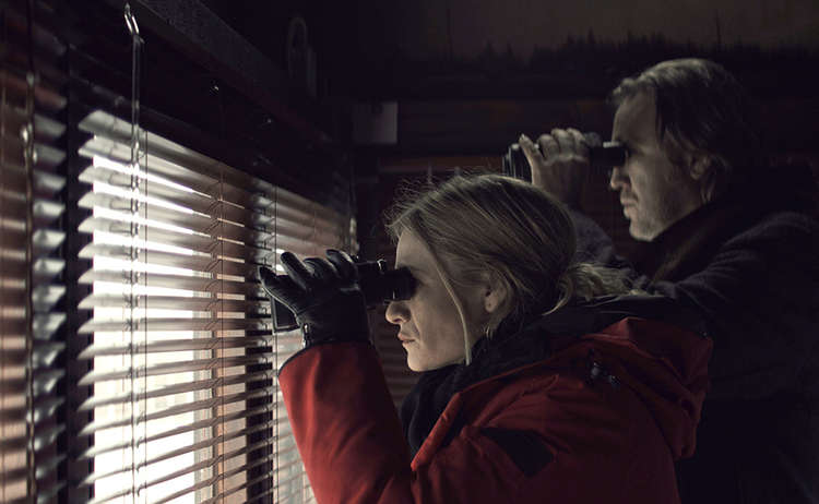 Gedeon (Nicholas Ofczarek) und Ellie (Julia Jentsch) beobachten den Hof eines Mannes, der der Krampus-Killer sein könnte.