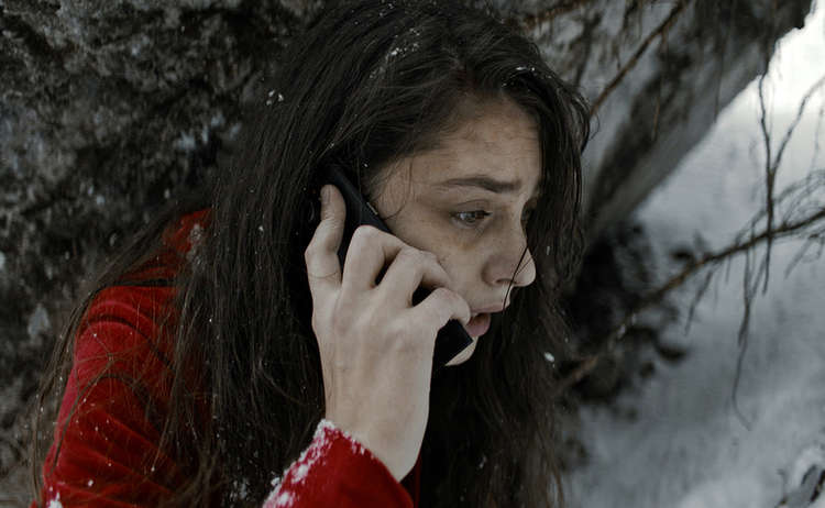 Auf der Flucht: Milica (Natasha Petrovic) hat den Killer erkannt und will einen Notruf absetzen.