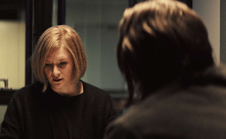 Gedeon (Nicholas Ofczarek) trifft Ellie (Julia Jentsch) an ihrem neuen Arbeitsplatz, um sie zu überreden, wieder mit ihm nach dem unheimlichen Mörder zu suchen.