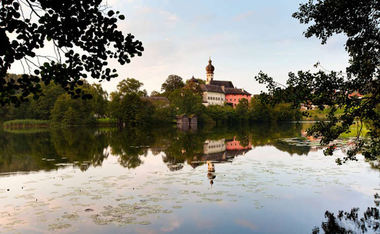 Kloster Höglwörth mit See in Anger