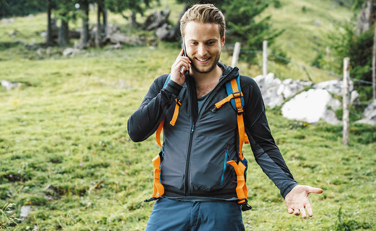 Marlon Schubert (Nicolas Wolf) ist ein begeisterter Outdoorsportler und bietet, wie Julia Obermeier, Bergtouren an.