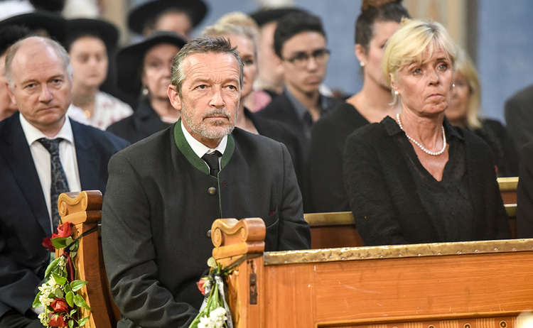 Vinz Huber (Michael Roll) auf der Trauerfeier seiner Frau. Noch scheint er nicht begreifen zu können, was passiert ist.
