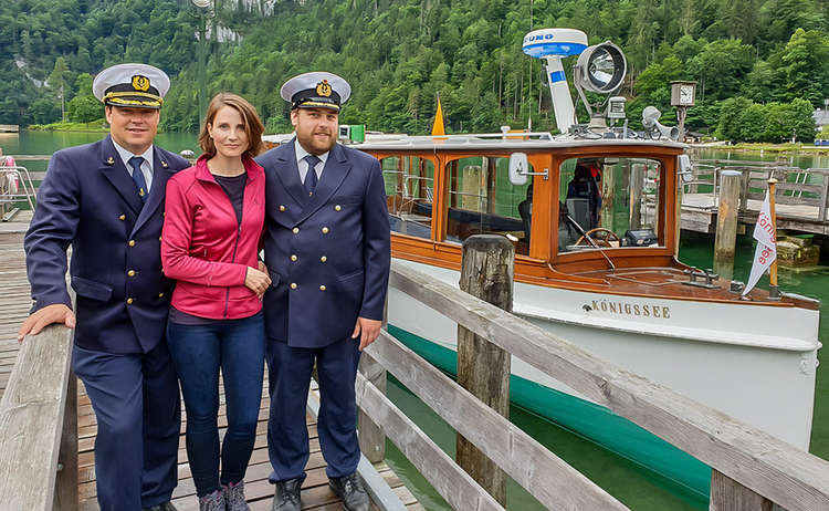 Moderatorin Alexandra Rinschler mit den Kapitänen der Königsseeflotte