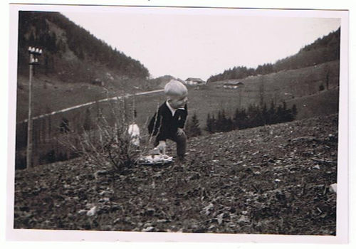 Osternestsuchen 1948 Bei Den Grosseltern In Der Oberau
