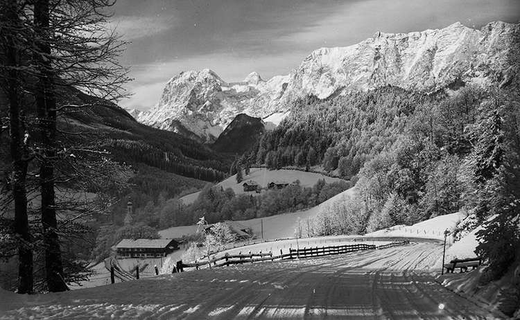 Die noch ungesalzene Alpenstraße,  Blick auf die Ramsau und die Reiteralm, ca. 1944