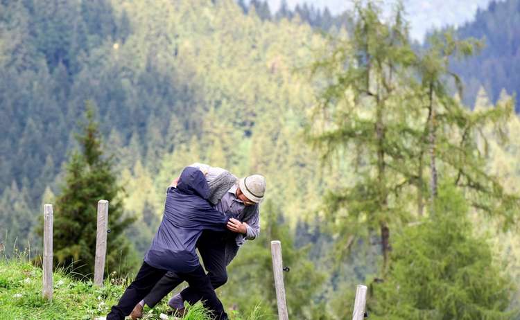 Ein Unbekannter versucht den Bauer Josef Lahner in eine Schlucht zu stürzen © ARD/Susanne Bernhard
