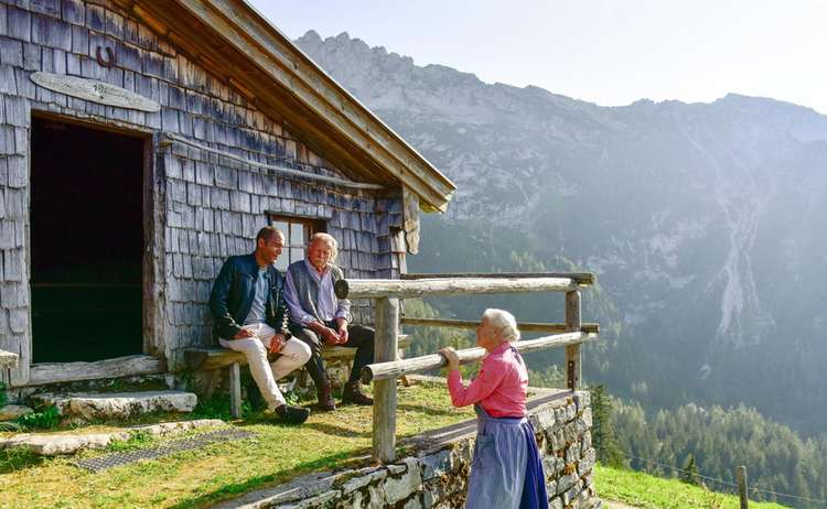 Die alte Wirtin gesellt sich zu den beiden Männern auf der Bank. © ARD/Susanne Bernhard</p>