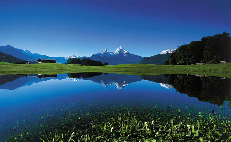 Der Watzmann spiegelt sich im Wasser